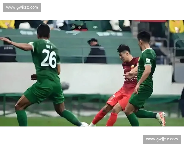 激烈对决终场比分揭晓引发球迷热议与赛场讨论 激烈对决终场比分揭晓引发球迷热议与赛场讨论